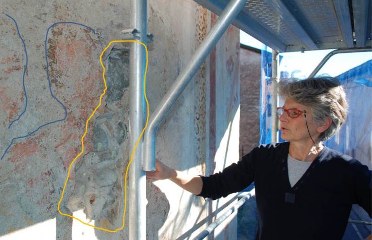 San Cristoforo con il bambino sulle spalle e la porzione di intonaco rimossa dalla parete